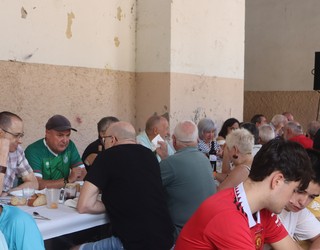 Ez Dot Moztuko Bizarra taldeak antolatuta, bazkaria egin dute elizpeko arkupetan