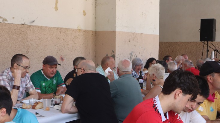 Ez dot moztuko bizarra taldeak antolatuta, bazkaria egin dute elizpeko arkupetan