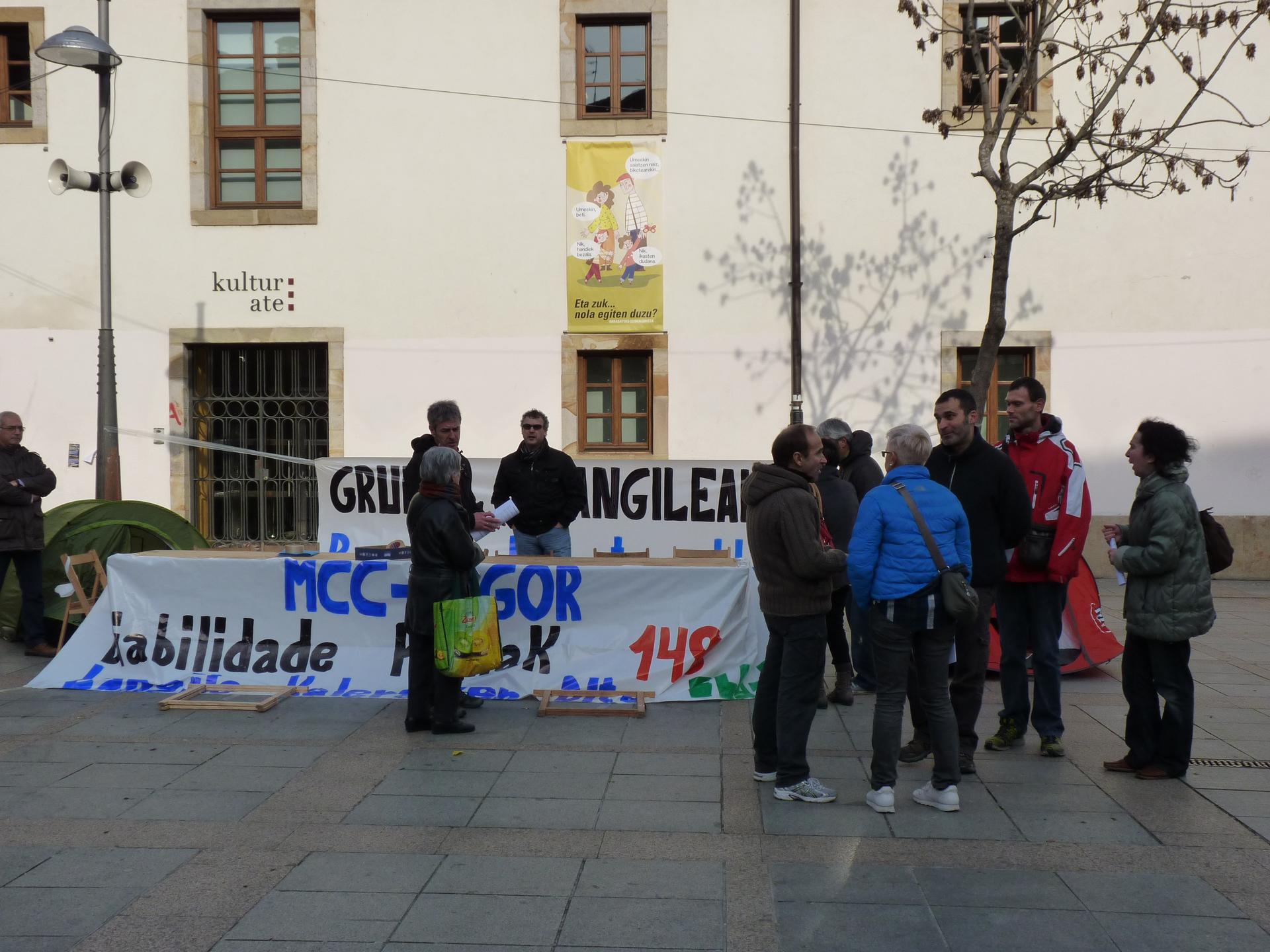 Grumaleko langileak Arrasaten daude, protestan