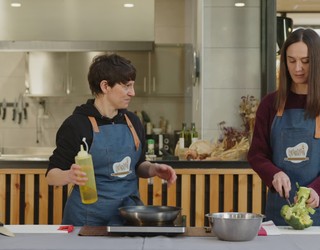 Irati Gardokik eta Anne Otegik prestatutako arroz integrala neguko barazkiekin