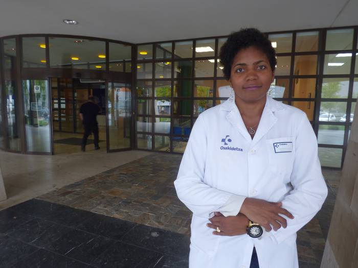 Esmeralda Santana: "Ebolarekin ez kutsatzeko baldintzak baditugu Debagoieneko Ospitalean" 