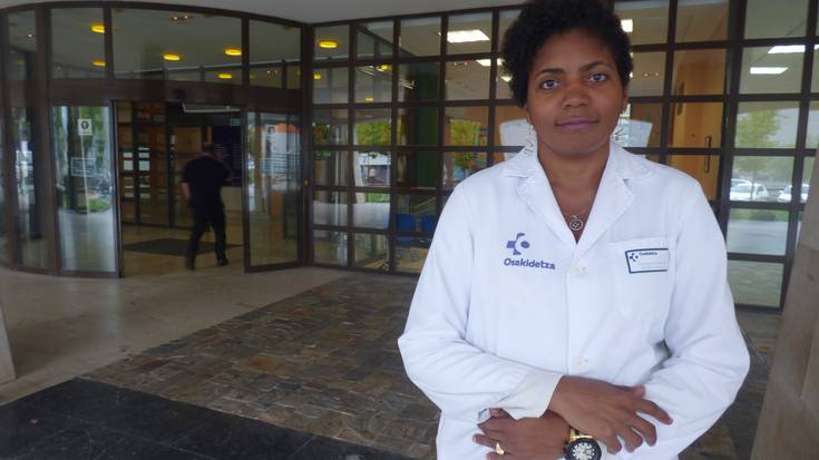 Esmeralda Santana: "Ebolarekin ez kutsatzeko baldintzak baditugu Debagoieneko Ospitalean" 