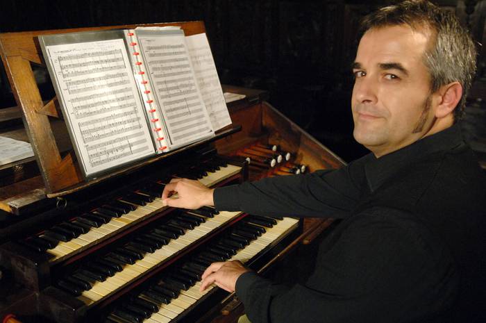 Elkarrizketa: Aitor Olea, San Pedro elizako organista