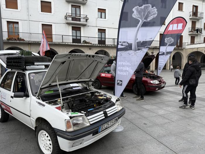 ALEn prestatutako bi auto Marokoko raidean izango dira