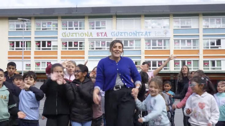 Luis Ezeiza Herri Eskolaren 55. urteurreneko bideoklipa