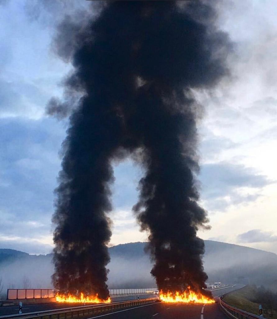 AP1 autobidea moztu dute goizean Legutio inguruan erruberak erreta