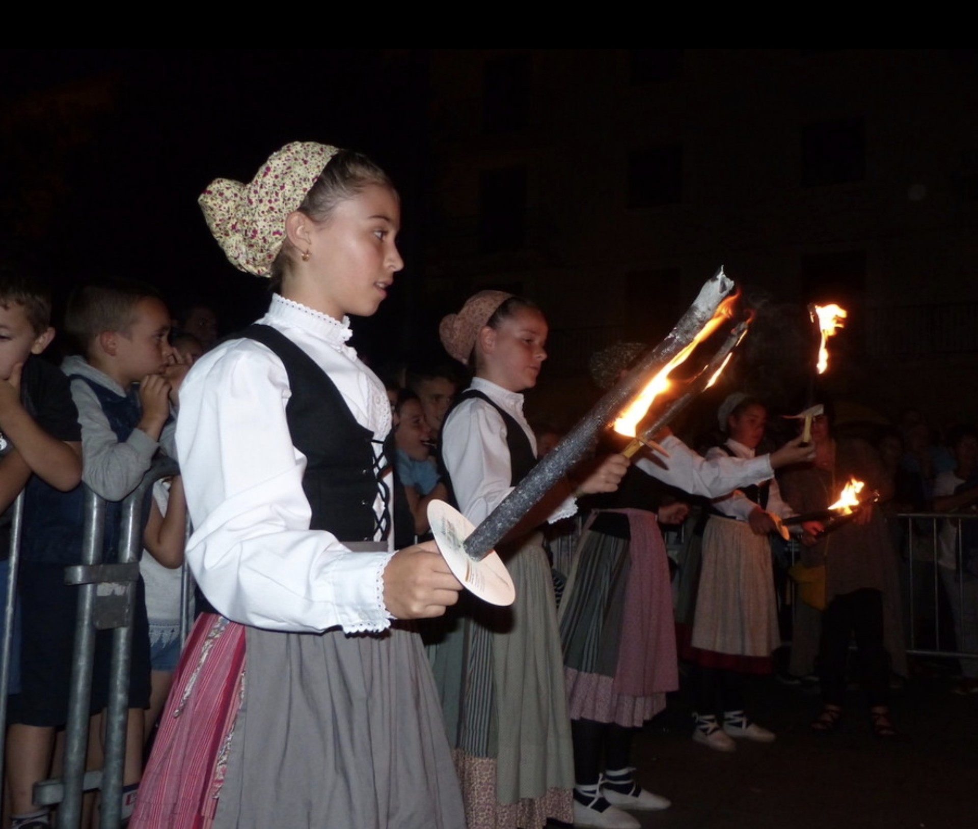 Dantzak, sua eta tantaia San Juan bezpera ospatzeko