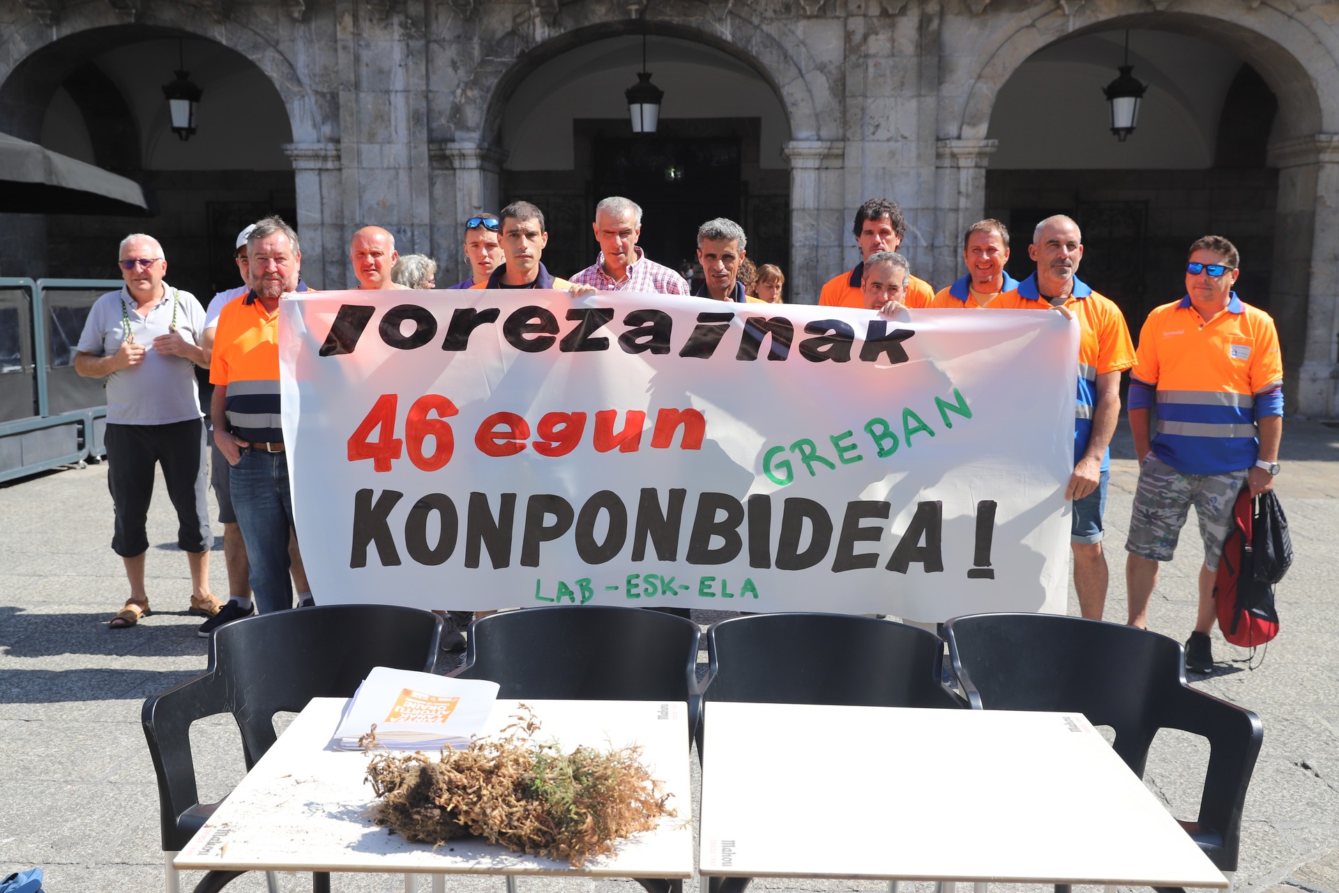 Arrasateko LABek, Sortuk eta Ernaik bat egin dute lorezainen borrokarekin