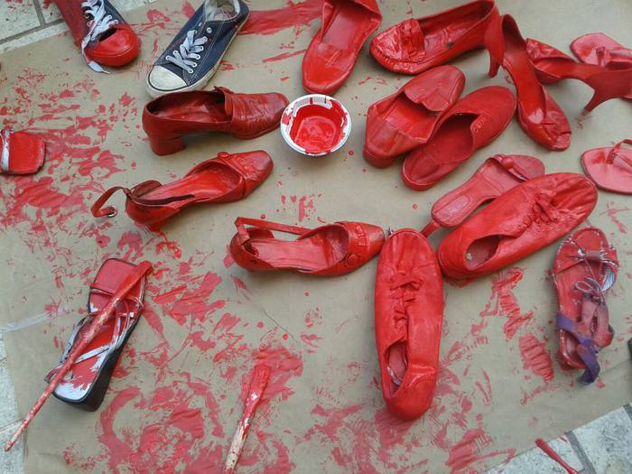 Zapata zaharrak eskatu dituzte emakumeen kontrako indarkeria irudikatuko duen arte instalazioa egiteko
