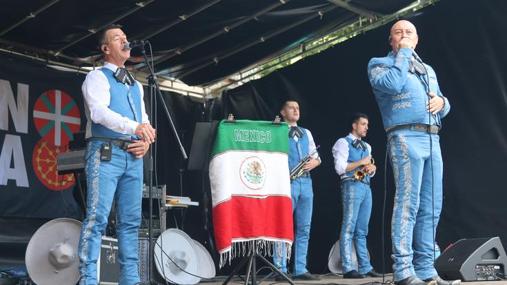 Chuchin Ibañez y los Charros taldeak dantzan jarri du Herriko Plaza Mexikoko doinuekin