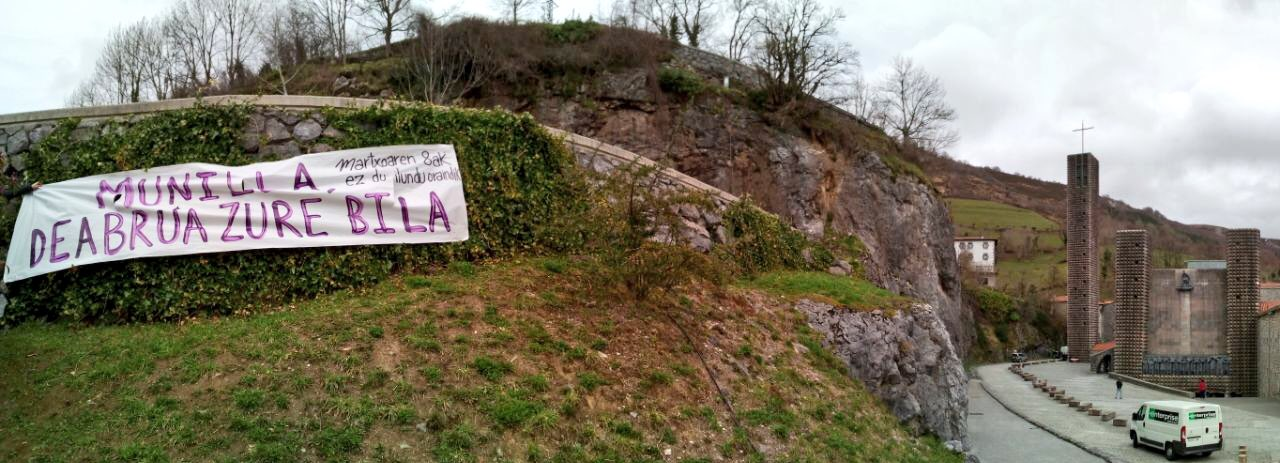 'Munilla, deabrua zure bila' dioen kartela jarri dute Arantzazun