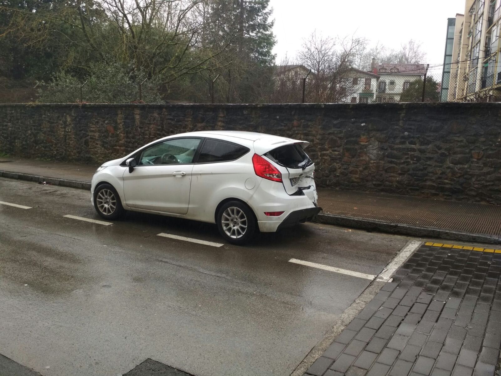 Auto batek beste bi jo ditu gaur goizean