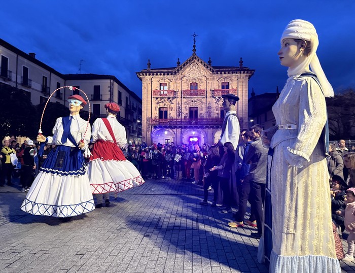 Aratusteetako maskara  jantzita egin dute dantza erraldoiek