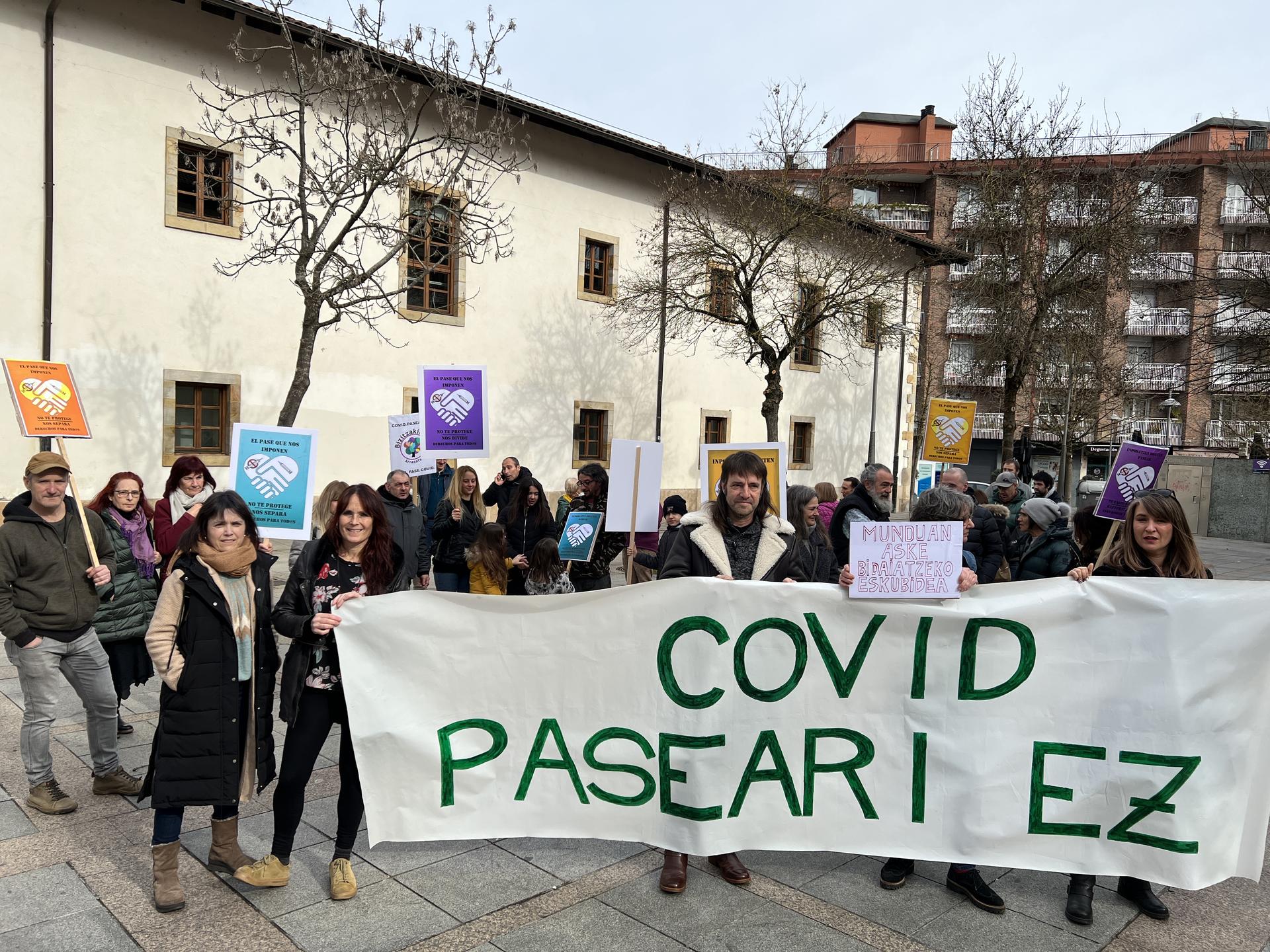 COVID ziurtagiriaren aurka elkarretaratzea egin dute