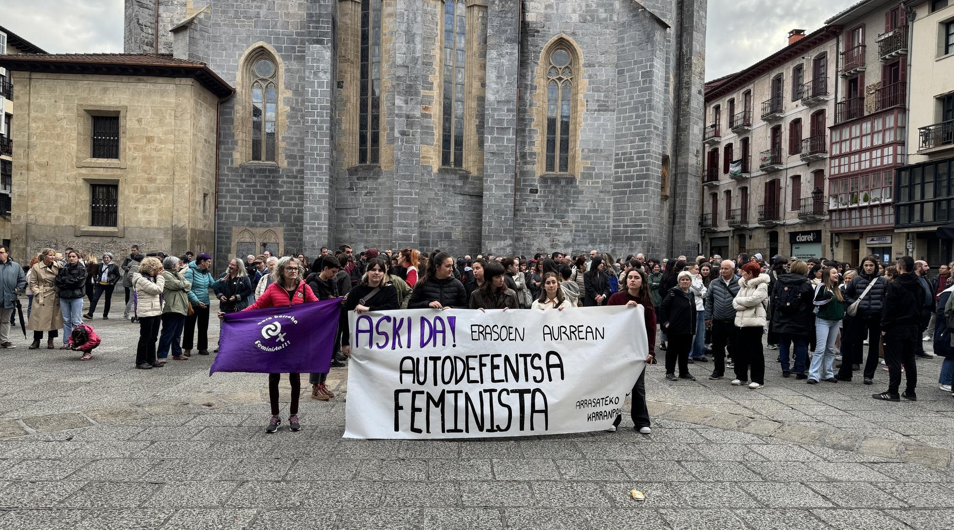 Elkarretaratze jendetsua egin dute Arrasaten sexu-erasoa salatzeko