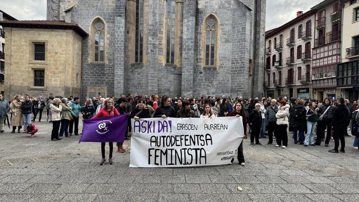 Elkarretaratze jendetsua egin dute Arrasaten sexu-erasoa salatzeko