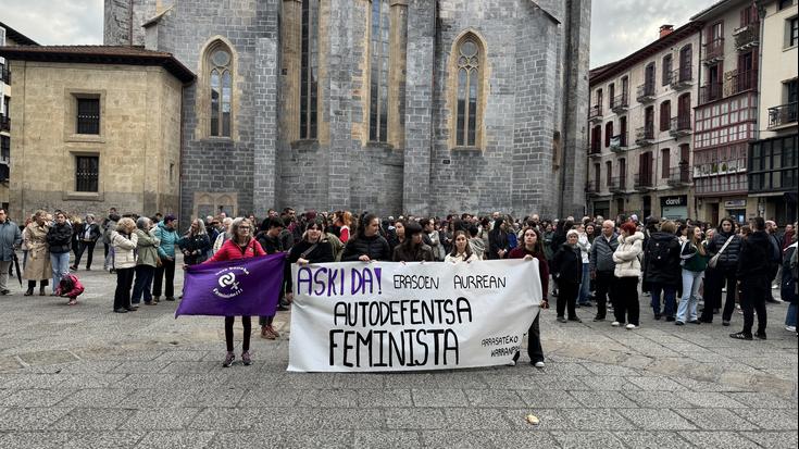 Elkarretaratze jendetsua egin dute Arrasaten sexu-erasoa salatzeko