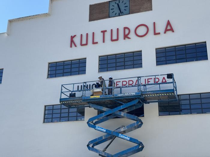 'Union Cerrajera' berbak jarri dituzte Kulturolako fatxadan