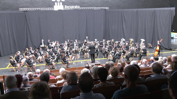 Bergarako Musika Bandak kontzertua eskaini du Udal Pilotalekuan