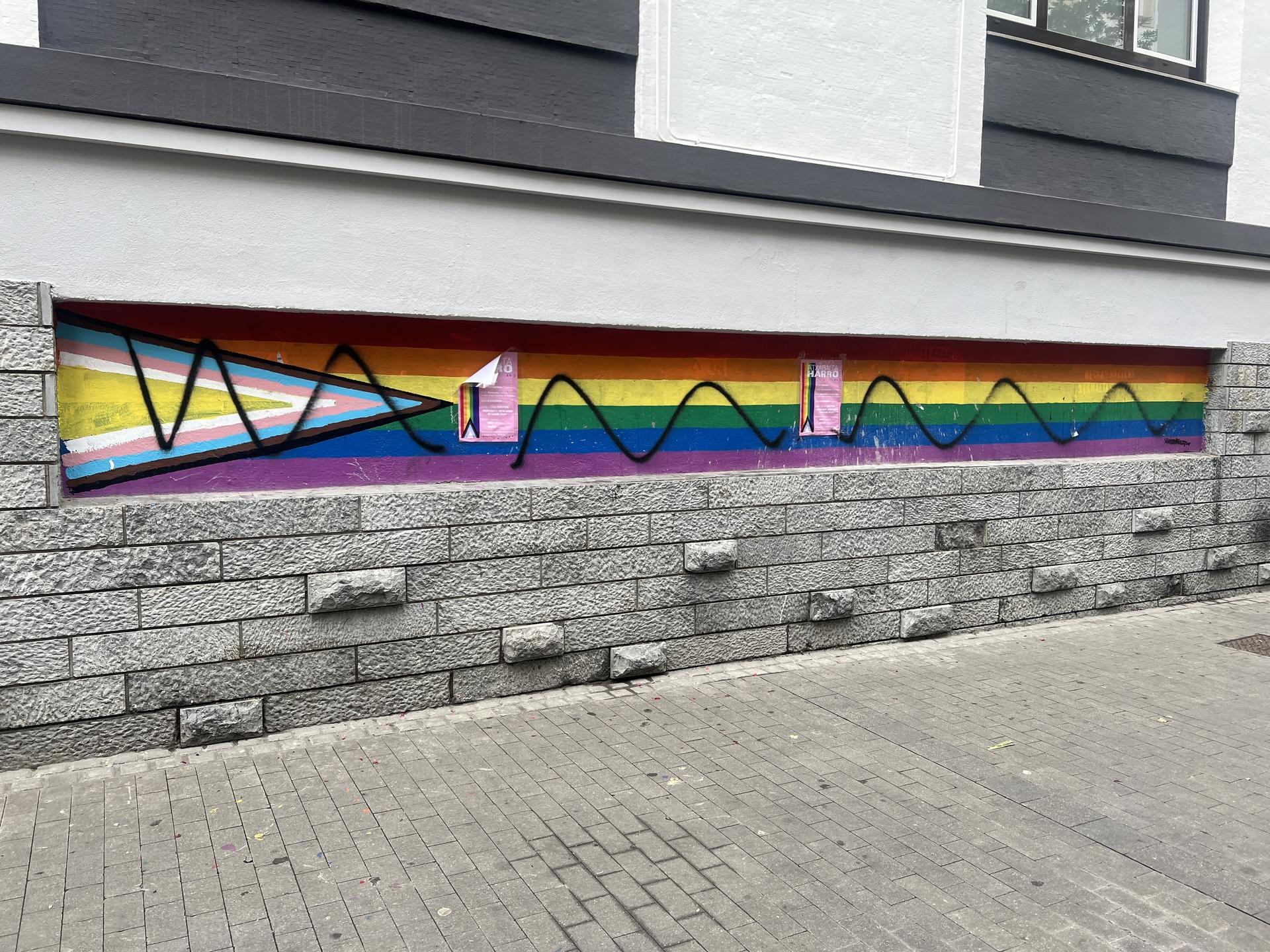 LGTBIQ+ pertsonen eskubideen aldeko murala gainetik pintatu dute