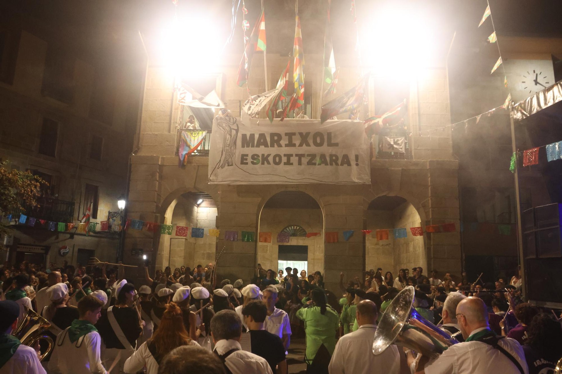 Danborradan 'Marixol Eskoitzara!' pankarta jarri izana salatu du Eskoriatzako EAJk