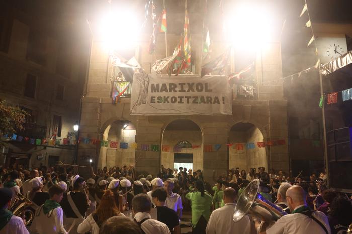 Danborradan 'Marixol Eskoitzara!' pankarta jarri izana salatu du Eskoriatzako EAJk