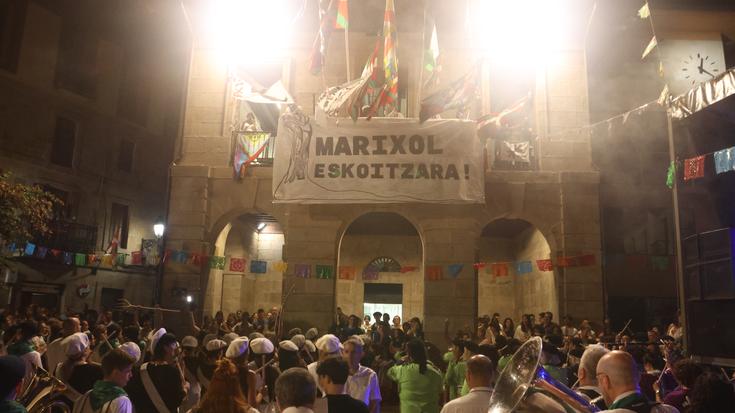 Danborradan 'Marixol Eskoitzara!' pankarta jarri izana salatu du Eskoriatzako EAJk