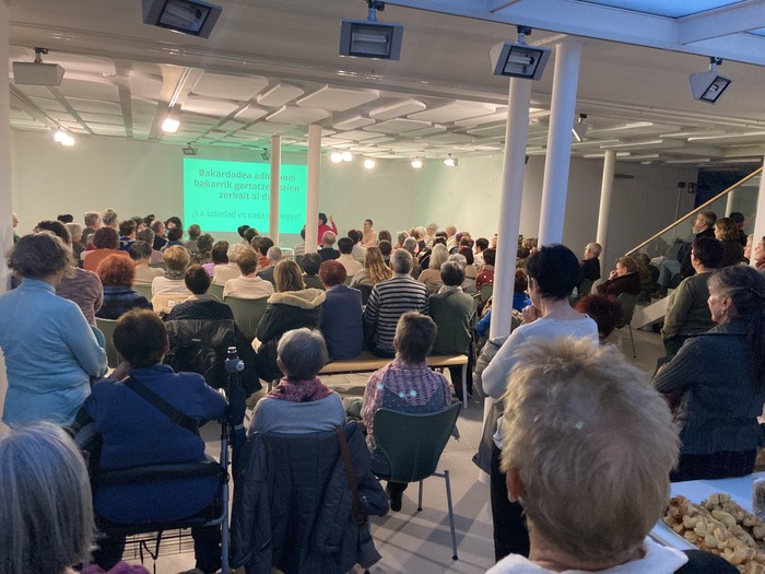 Herritar asko erakarri ditu bakardadearen inguruko hitzaldiak