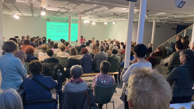 Herritar asko erakarri ditu bakardadearen inguruko hitzaldiak