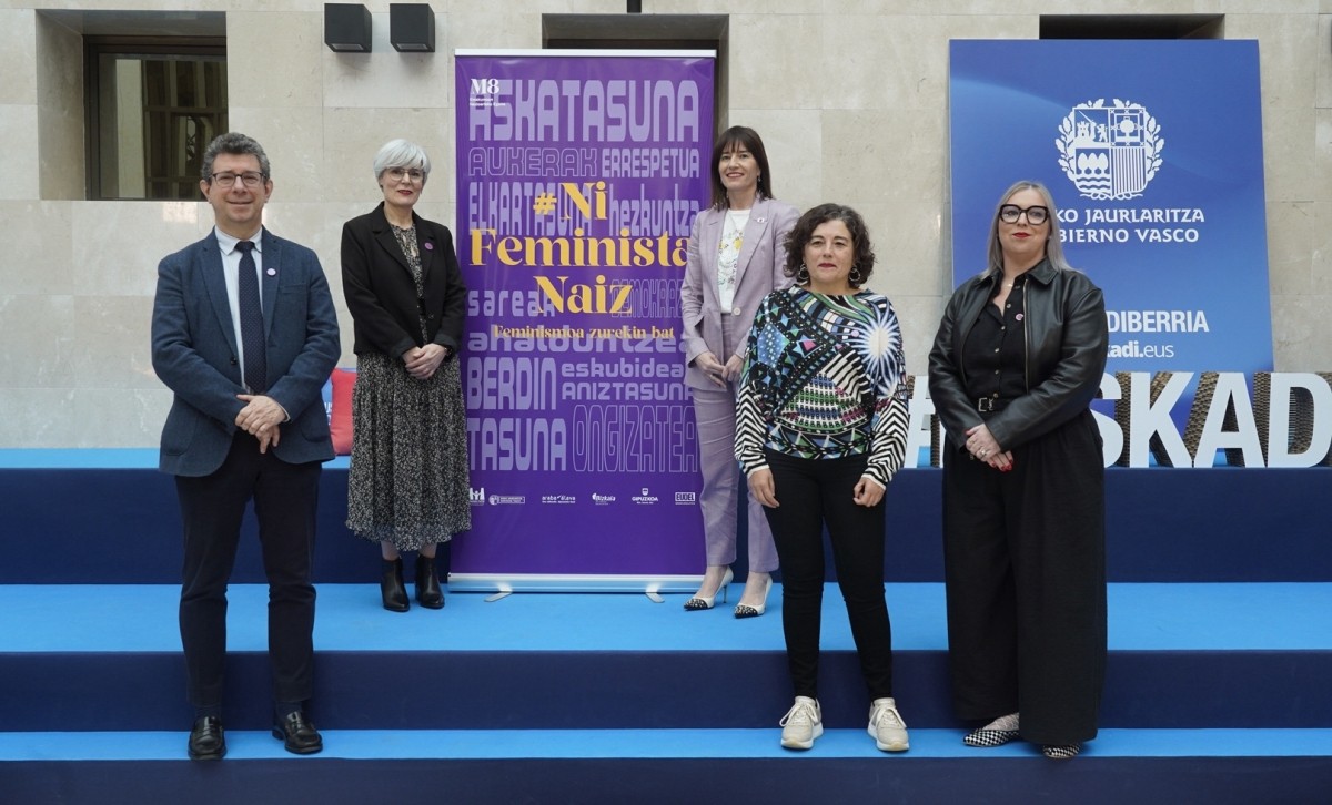 Feminismoak gizarteari egiten dion ekarpenari azpimarra Emakunden