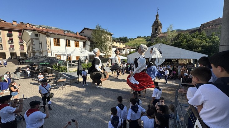 Iruñeko Buztintxuri erraldoi eta kilikien konpartsakoak San Pedro bezperan