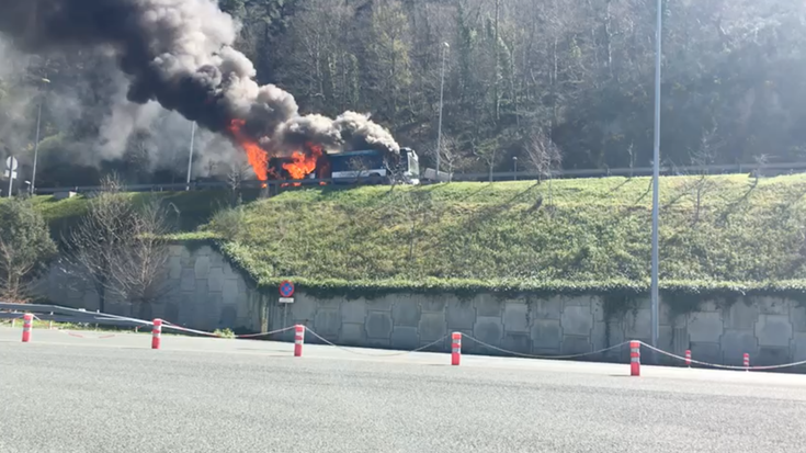 Autobus batek su hartu du autobidean