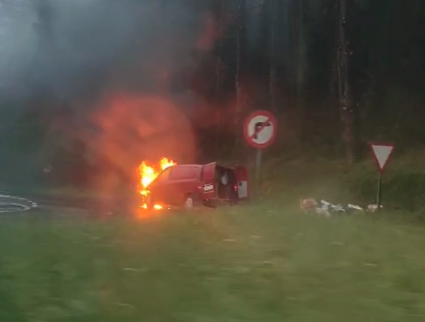 Furgoneta bat kiskali da Arrasaten, Kanpazarrera bidean