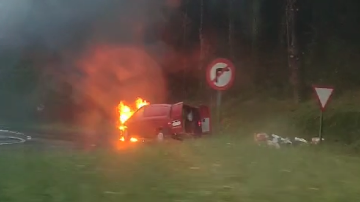 Furgoneta bat kiskali da Arrasaten, Kanpazarrera bidean