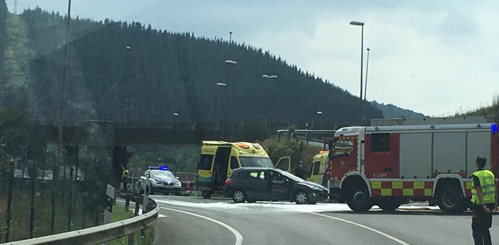 Zauritu bat bi autoren arteko istripuan