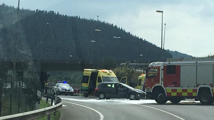 Zauritu bat bi autoren arteko istripuan