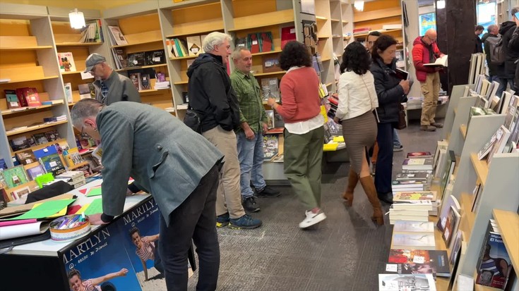 Agur Donostiako Hontza liburu-denda oñatiarrari