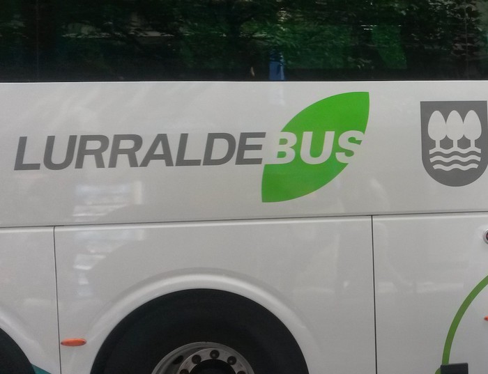 Autobus-gidarienganako erasoak salatuko dituzte egubakoitzean, Donostian