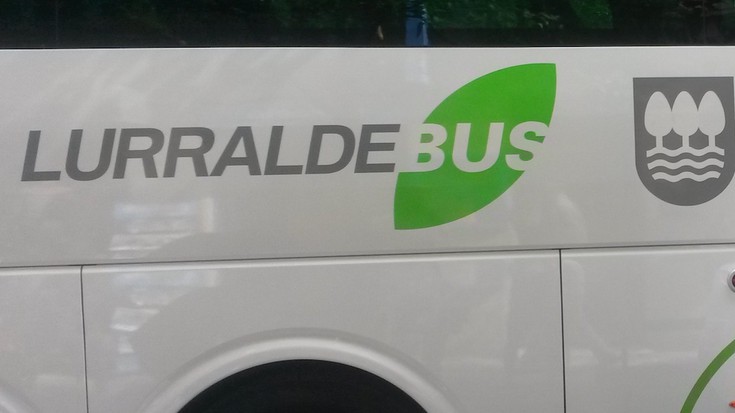 Autobus-gidarienganako erasoak salatuko dituzte egubakoitzean, Donostian