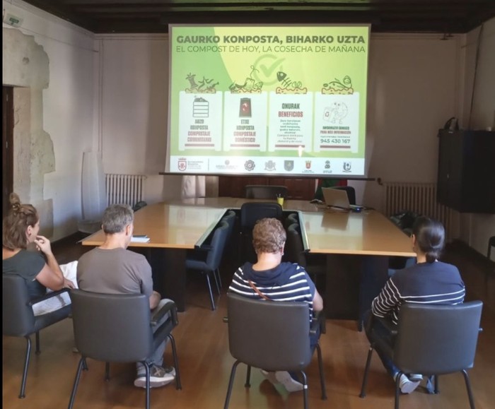 Materia organikoaren gaineko zikloa etxean ixteko, ikastaroa egin dute
