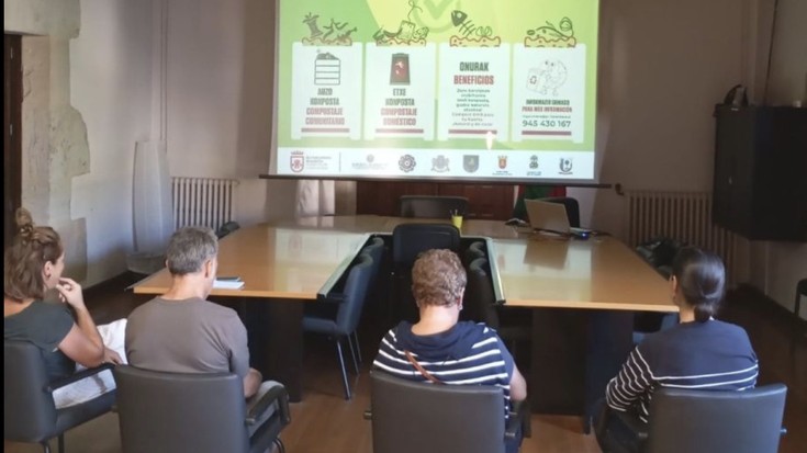 Materia organikoaren gaineko zikloa etxean ixteko, ikastaroa egin dute