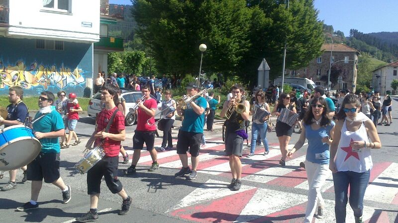 12:00ak iristeko zain, festa giroa nagusi