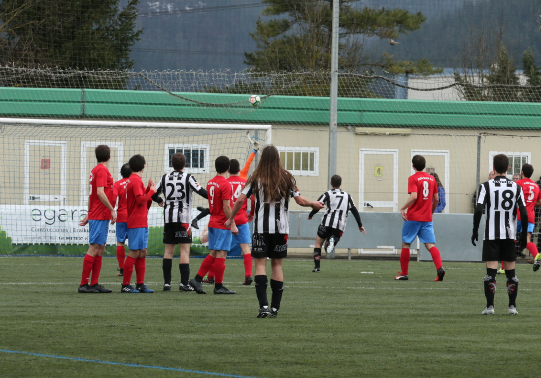 Aloña Mendiko 11 futbolari konfinatuta daude, taldekide batek positibo eman duelako