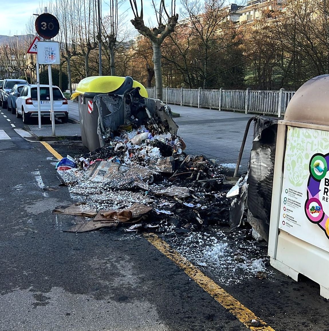 Beste hiru edukiontzi erre dituzte Aretxabaletan