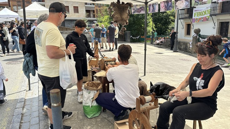 Bertako ekoizleen eta artisauen erakusleiho izan da Eskoriatzako Ferixie