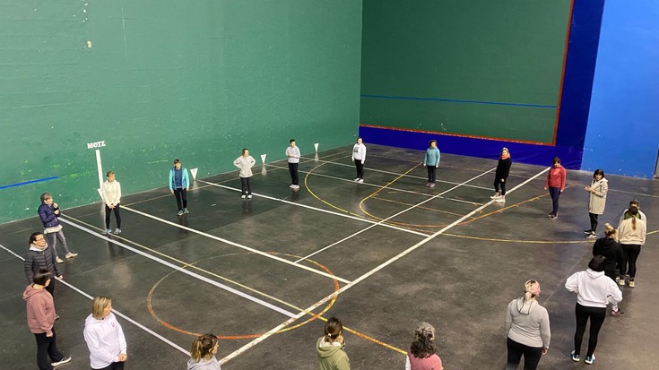 Hemezortzi herritar hasi dira Gorosarri Dantza Taldearen dantza-ikastaroan