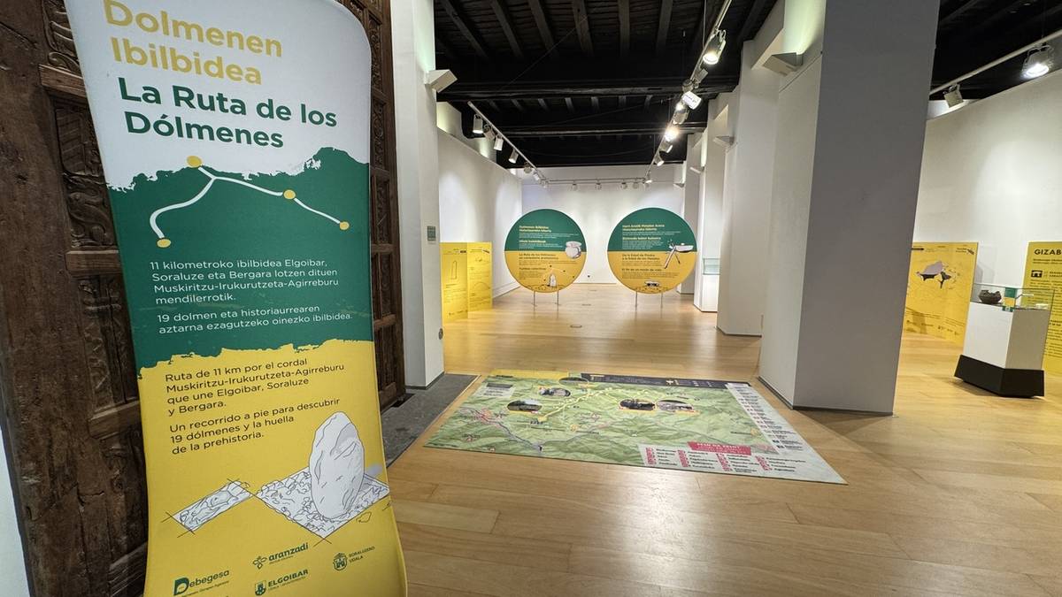 Dolmenen Ibilbidean egindako hainbat aurkikuntza arkeologiko ikusgai daude Aroztegi aretoan