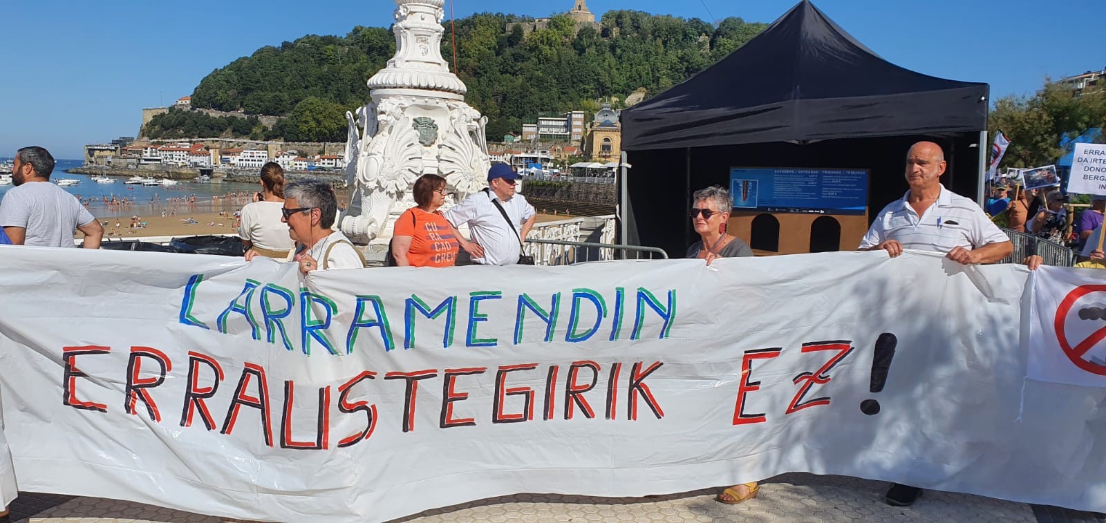 Erraustegien aurkako Kontxako giza-katean hartu du parte Larramendiko Arnasak