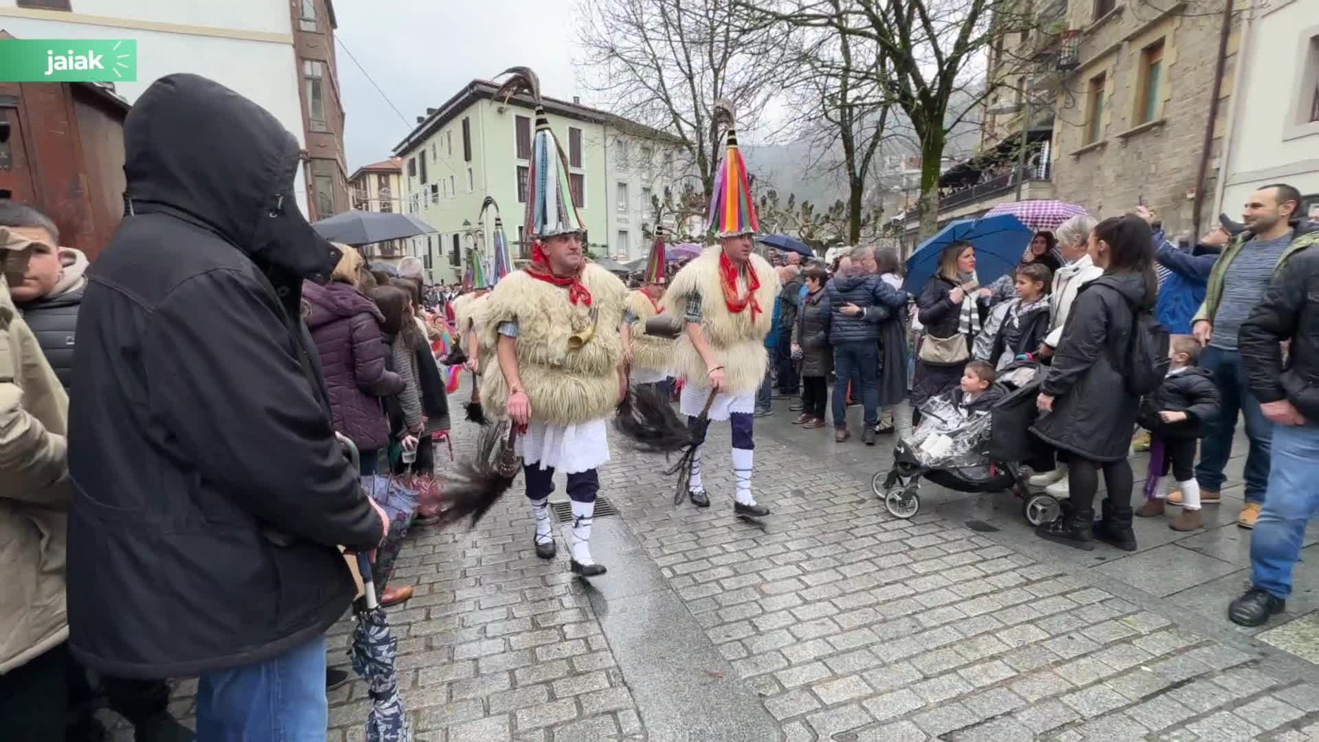 Santamas egunean kalea bero-bero