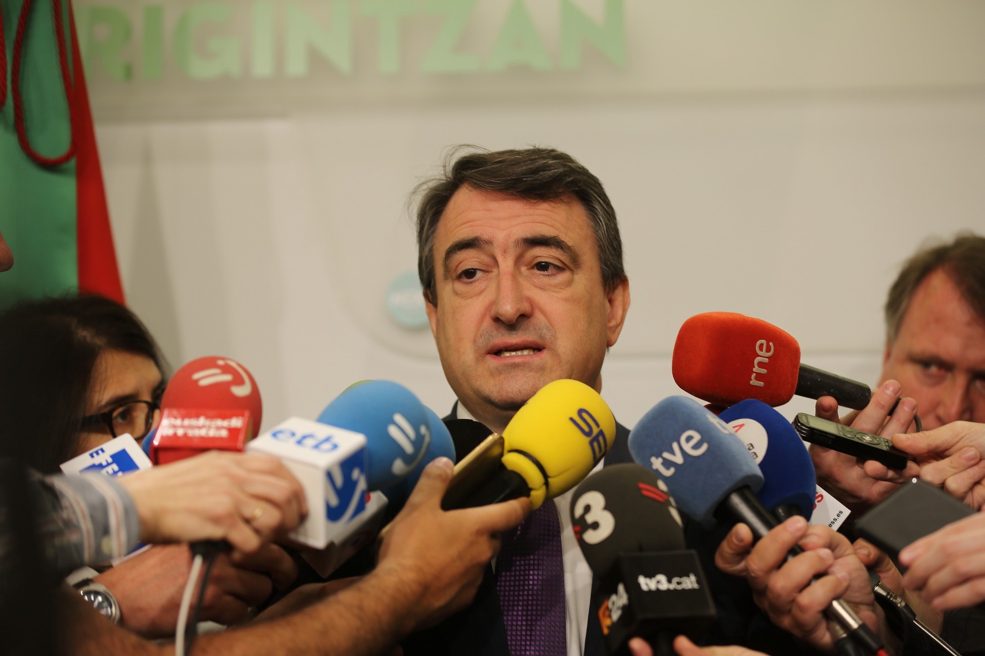 Aitor Estebanek aditzera eman duenez EAJ-PNV prest legoke Pedro Sánchezekin zentsura mozioaz hitz egiteko